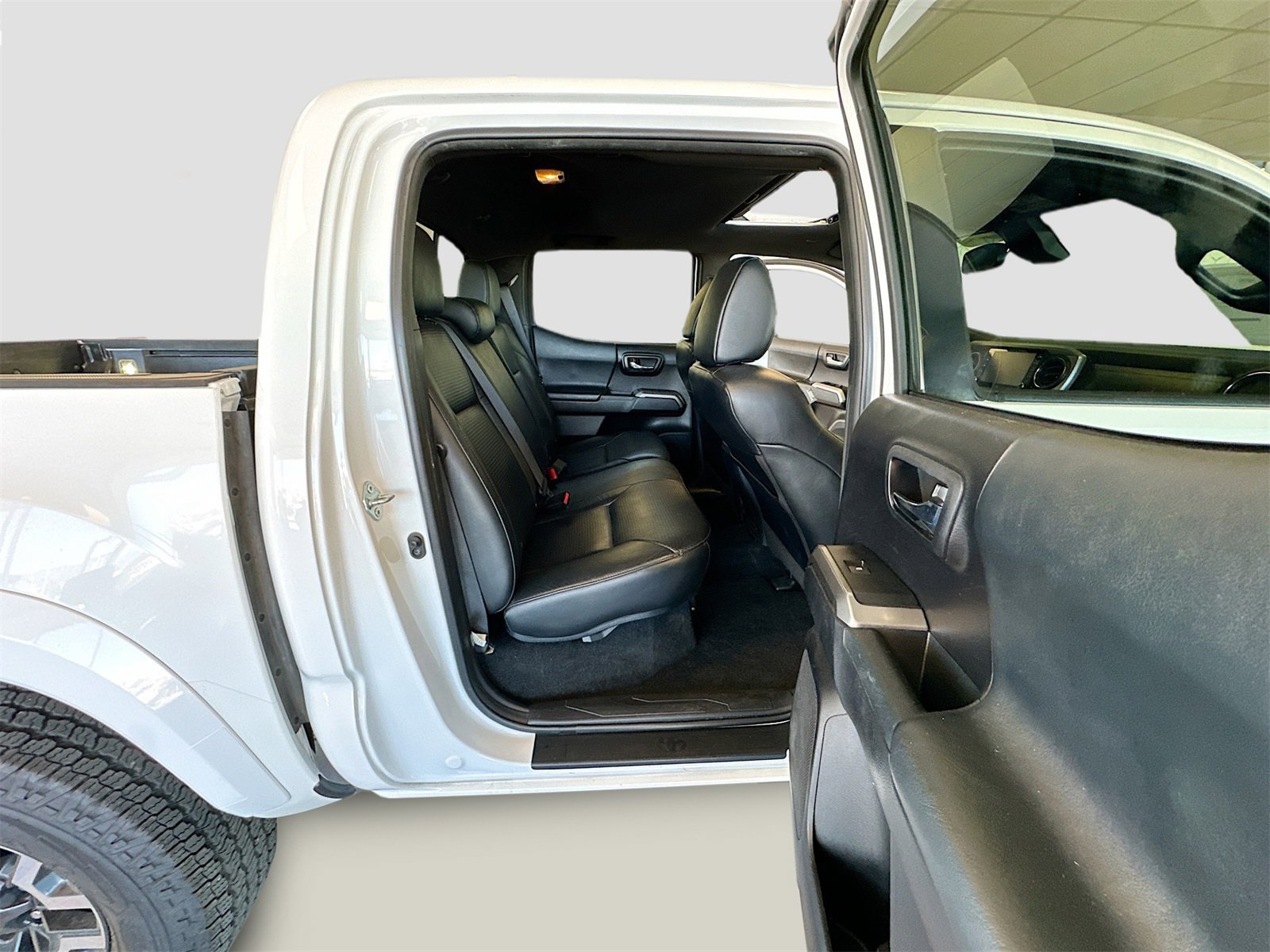 Used 2020 Toyota Tacoma Limited image 28