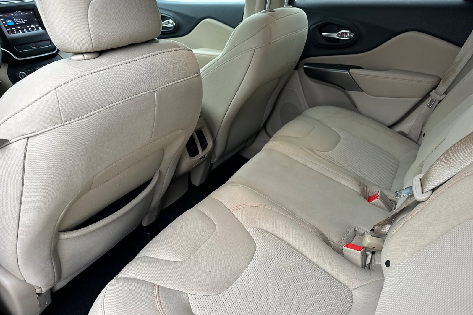 Used 2019 Jeep Cherokee Latitude w/ Popular Appearance Group image 12