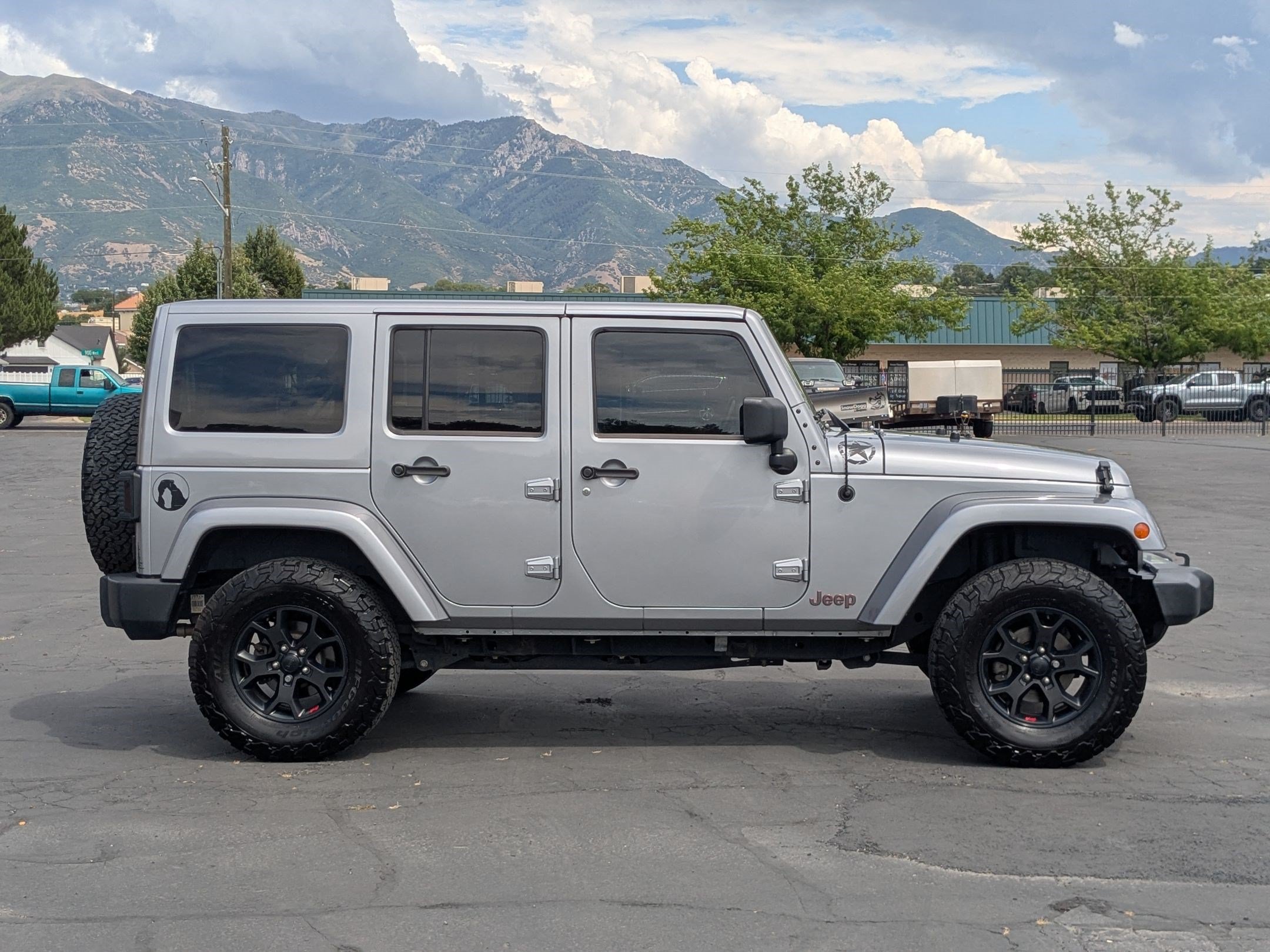 Used 2014 Jeep Wrangler Unlimited Sahara w/ Max Tow Package AWD/4WD image 2
