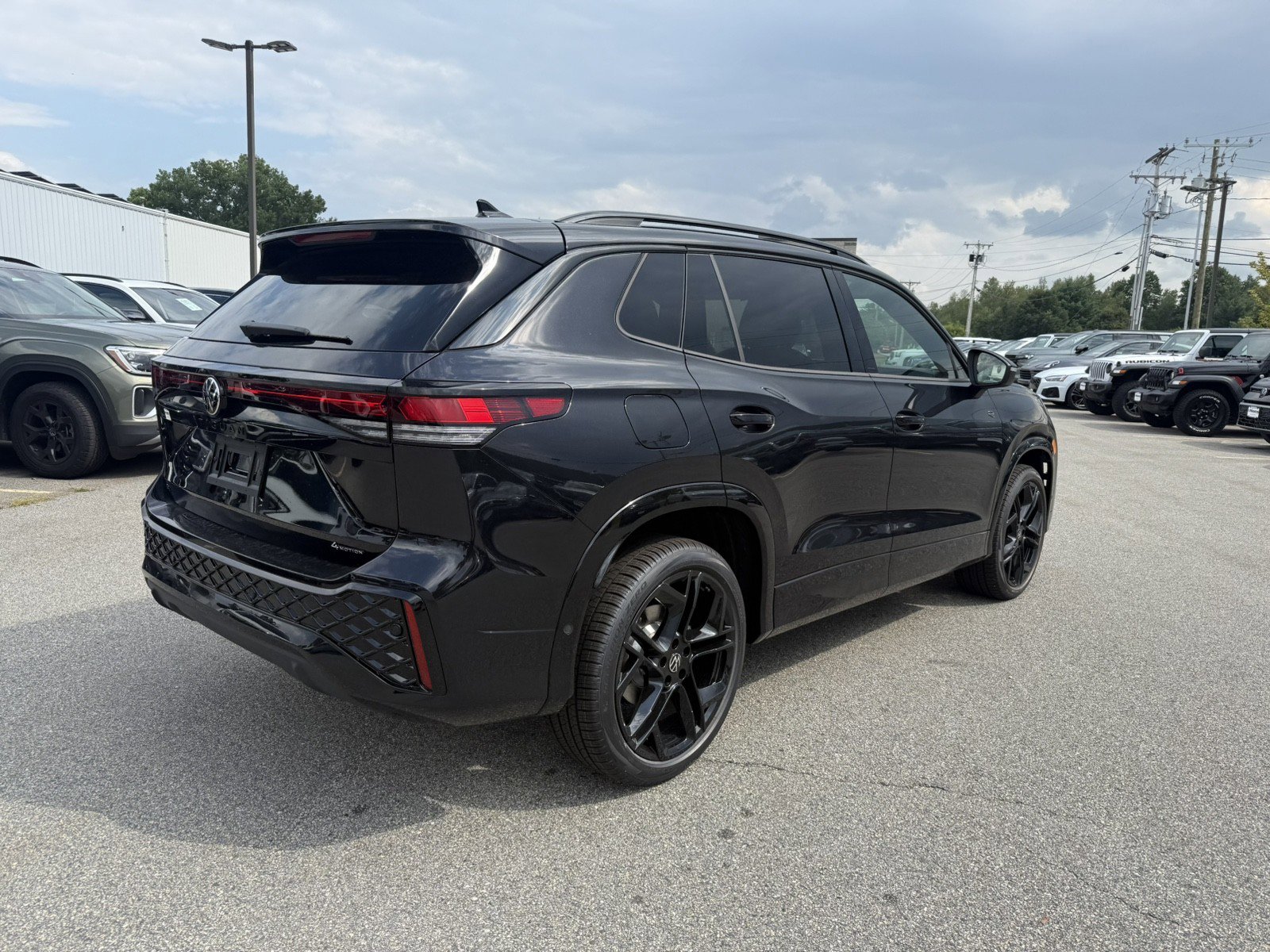 New 2025 Volkswagen Tiguan SE R-Line image 3