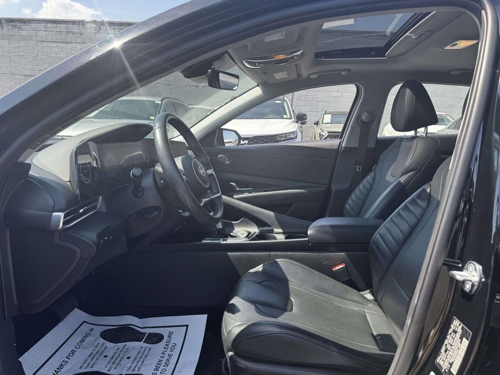 Used 2023 Hyundai Elantra Limited w/ Preferred Accessory Package FWD image 17