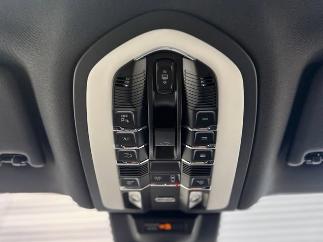 Certified 2026 Porsche Macan AWD/4WD image 27