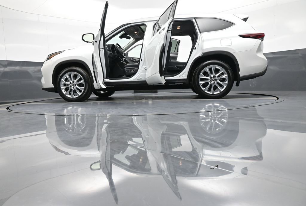 Used 2024 Toyota Highlander Limited AWD/4WD image 51