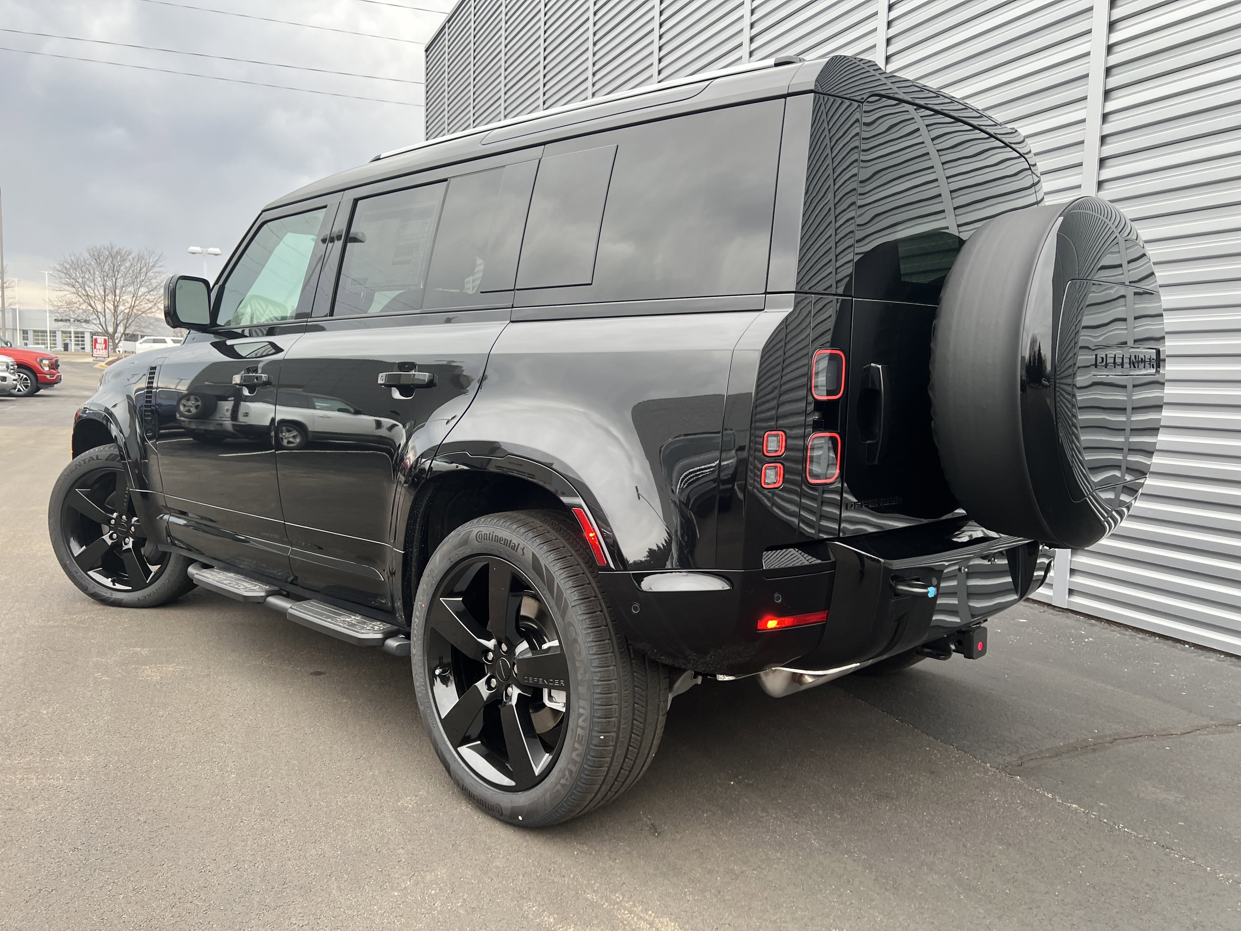 New 2026 Land Rover Defender 110 X-Dynamic SE image 3