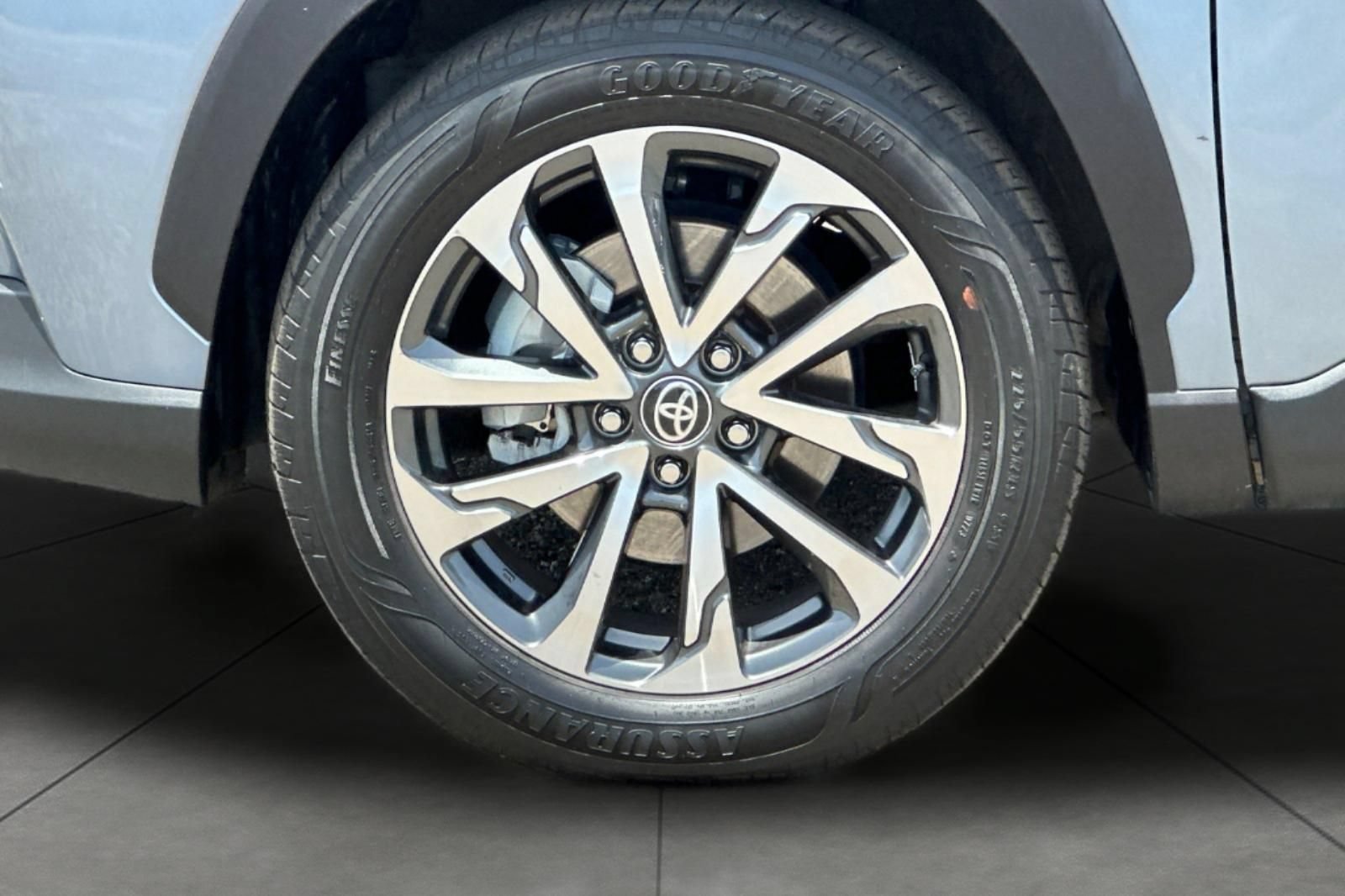 Used 2023 Toyota Corolla Cross XLE w/ Convenience Package FWD image 25