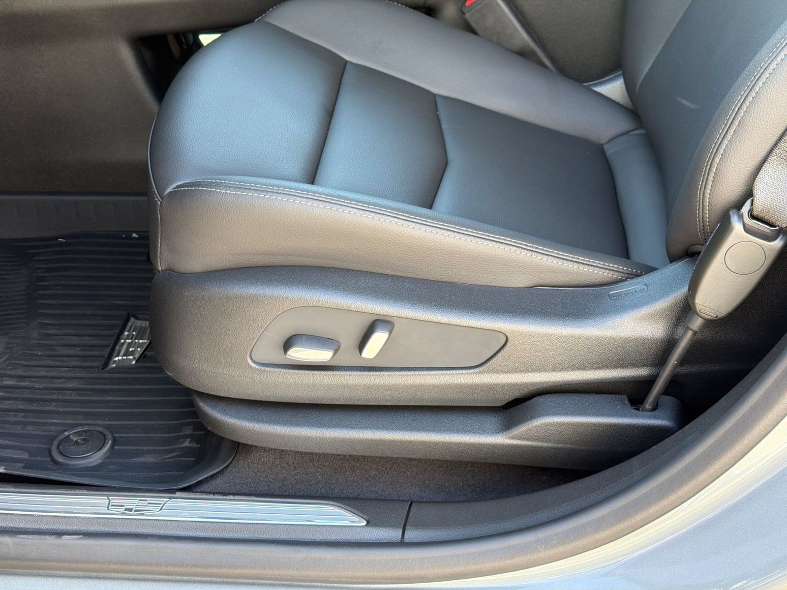New 2026 Cadillac XT5 Luxury w/ LPO, Floor Liner Package AWD/4WD image 14