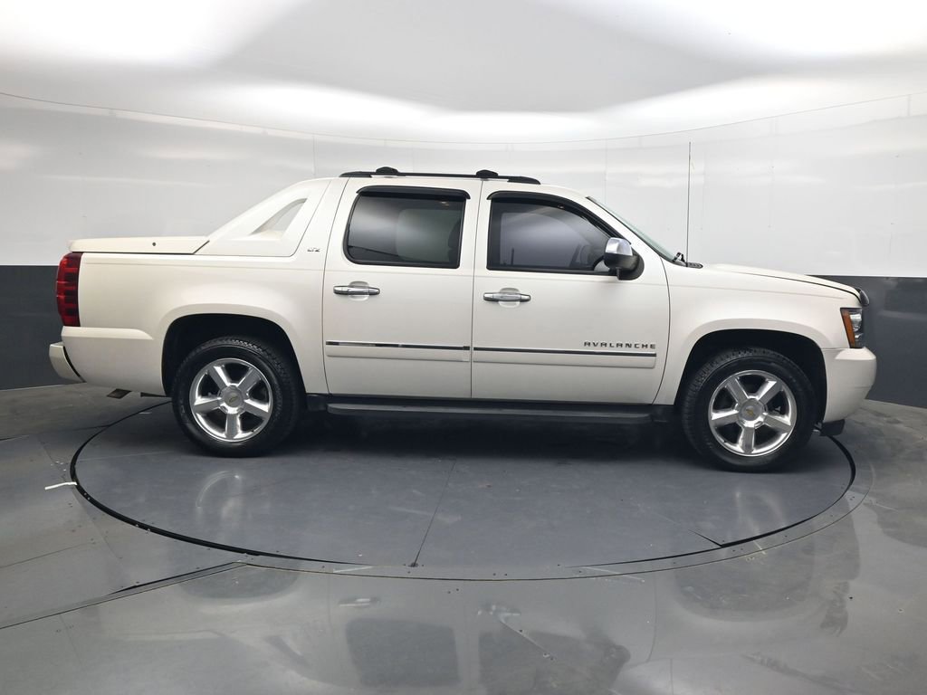 Used 2011 Chevrolet Avalanche LTZ AWD/4WD image 3