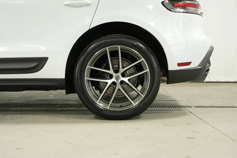 Certified 2026 Porsche Macan AWD/4WD image 43