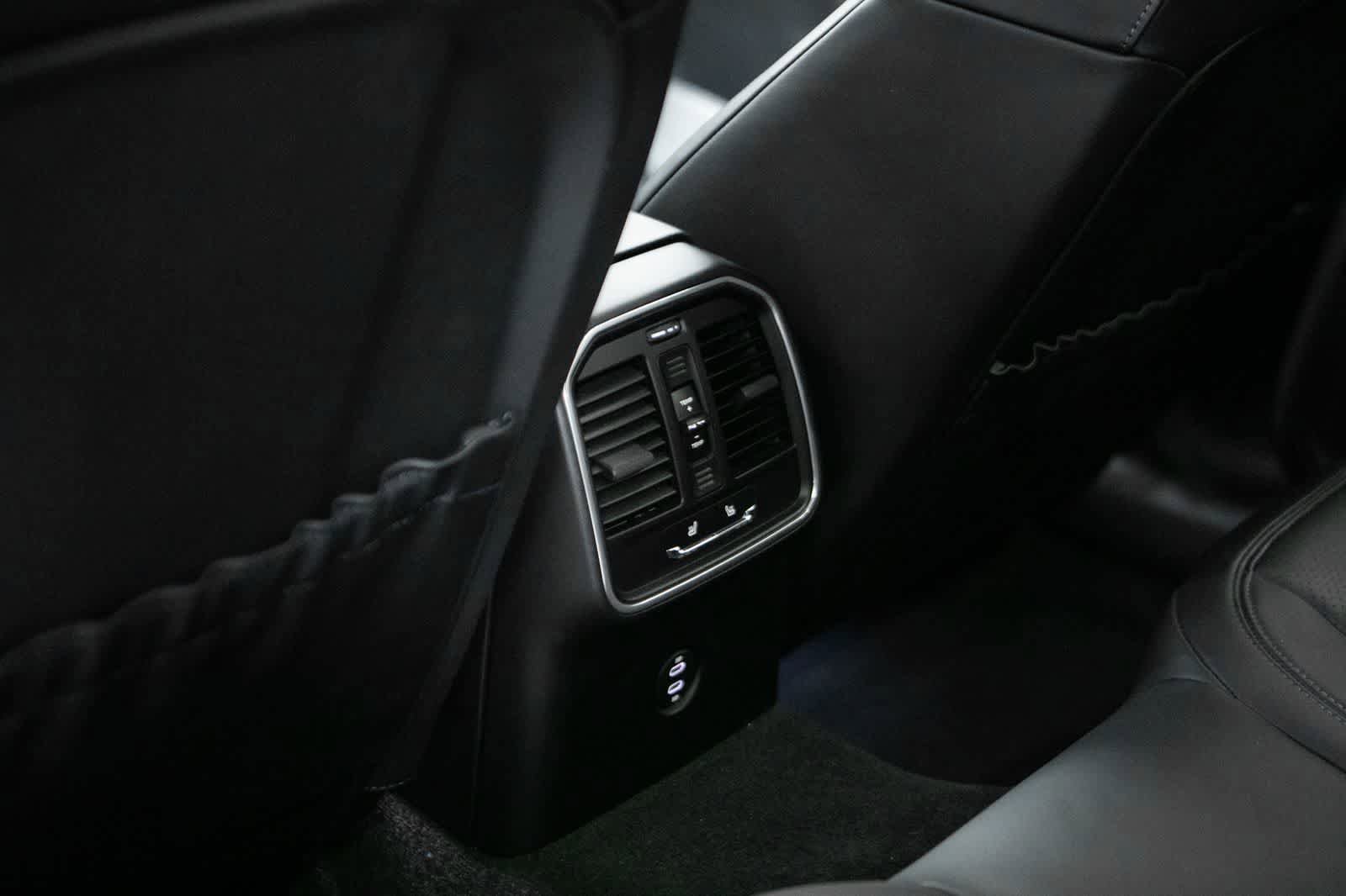 Certified 2023 Porsche Macan AWD/4WD image 34