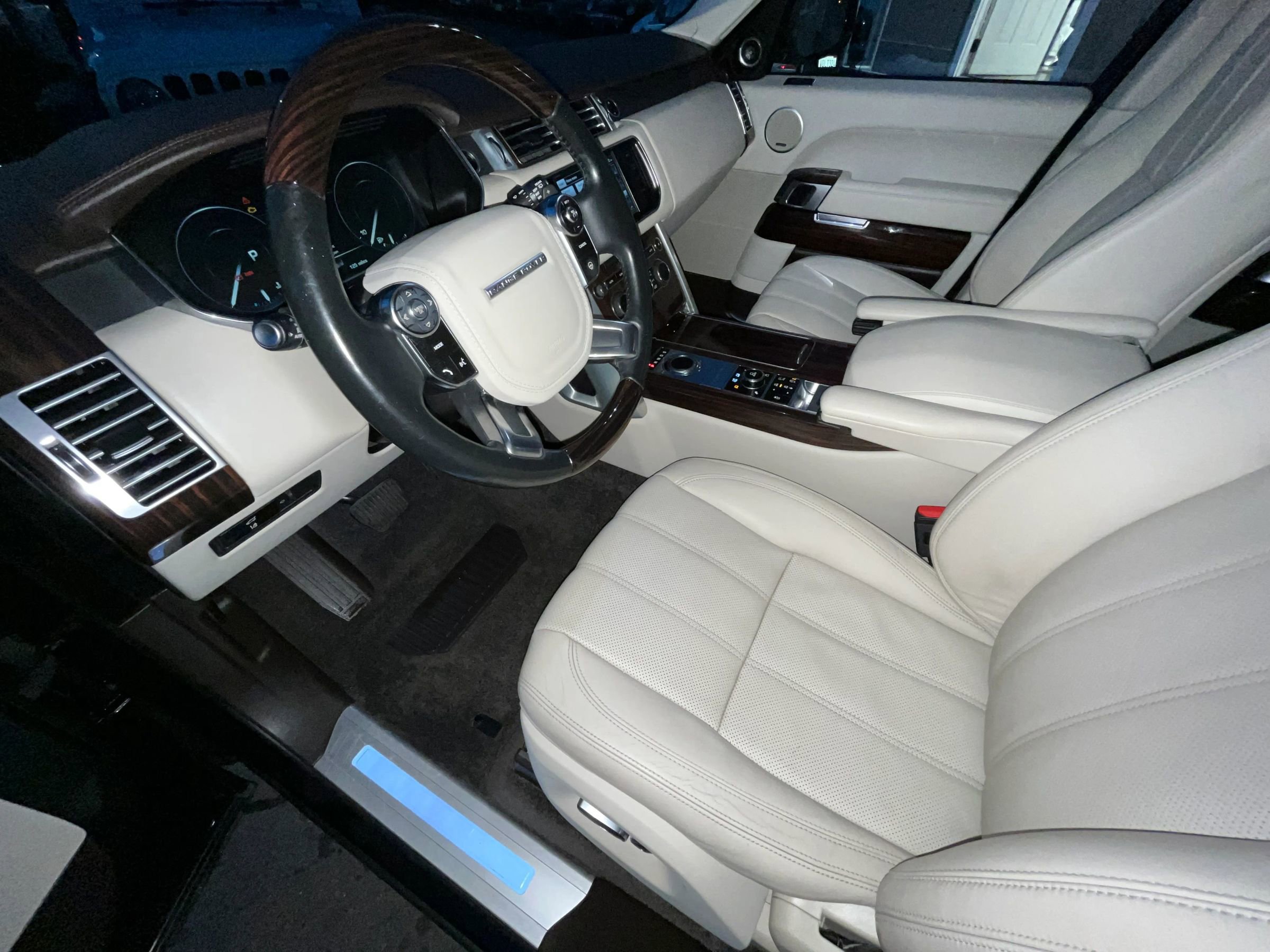 Used 2015 Land Rover Range Rover HSE AWD/4WD image 11