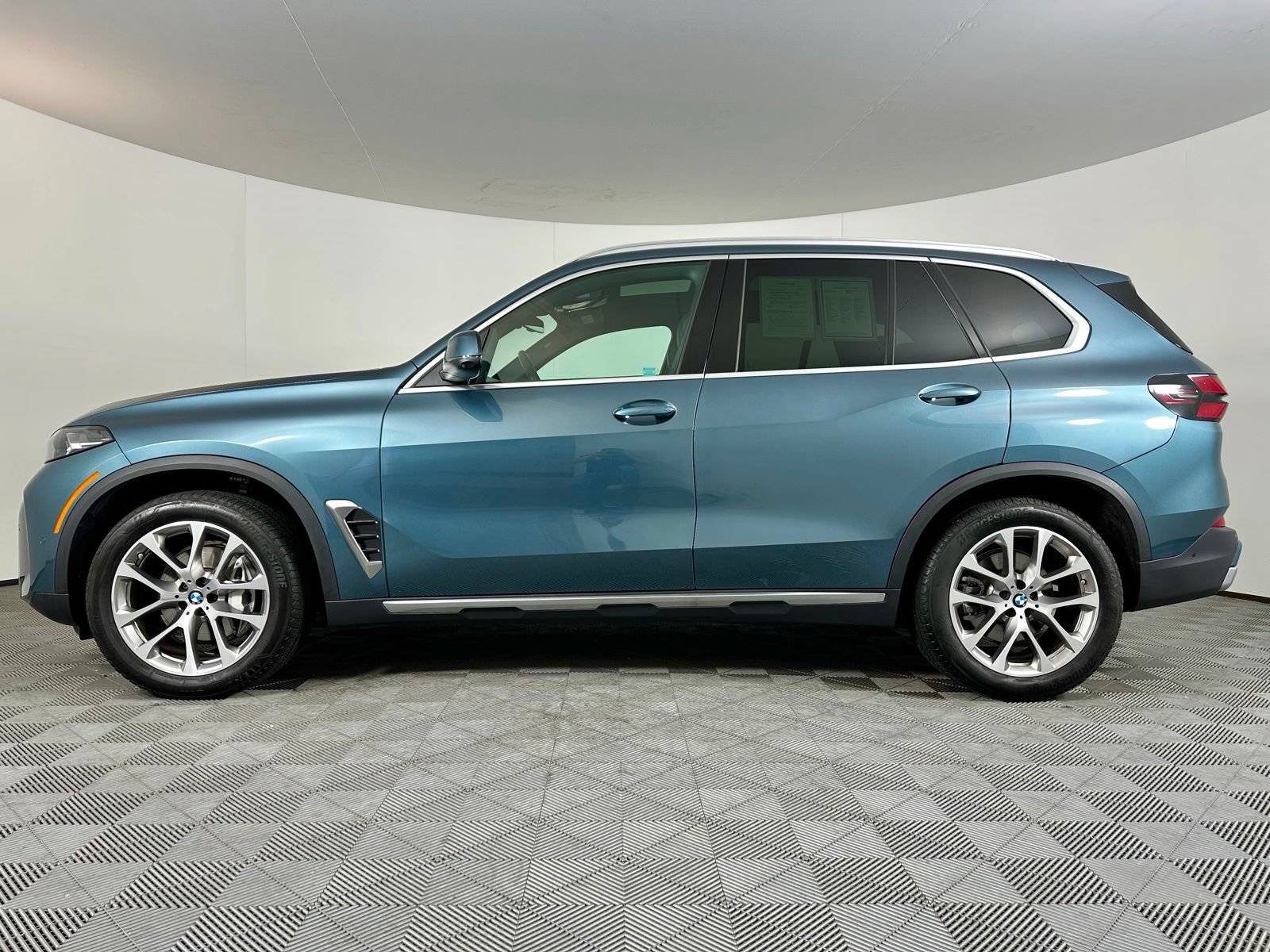 Used 2024 BMW X5 xDrive40i w/ Parking Assistance Package AWD/4WD image 16