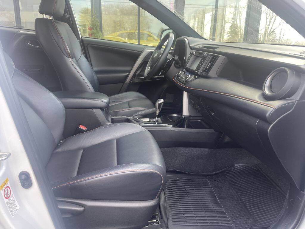 Used 2018 Toyota RAV4 SE image 12
