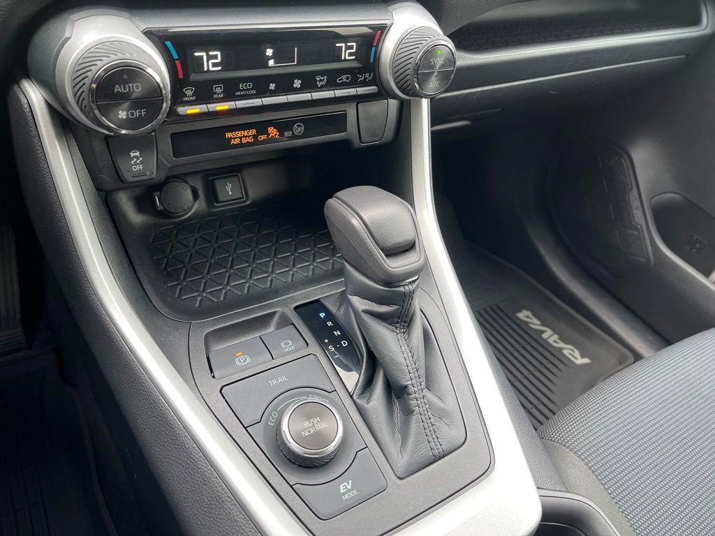 Used 2021 Toyota RAV4 LE image 22