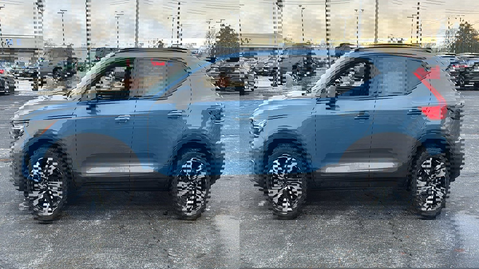 Used 2023 Volvo XC40 B5 Plus w/ Climate Package image 9