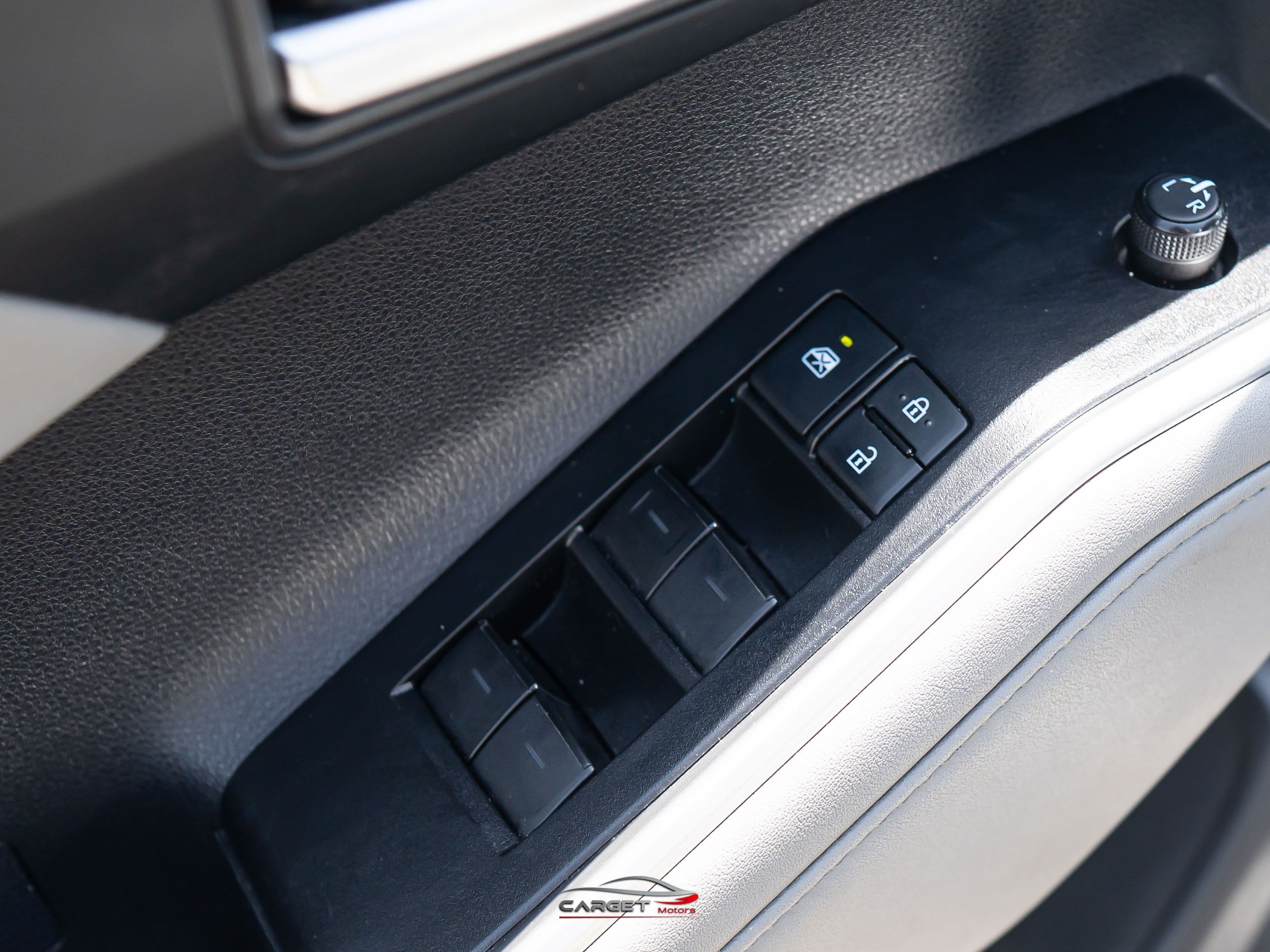 Used 2021 Toyota Highlander XLE AWD/4WD image 39