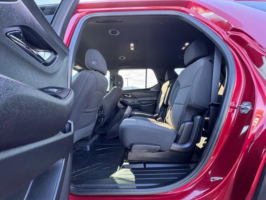 Used 2023 Chevrolet Traverse LT image 12