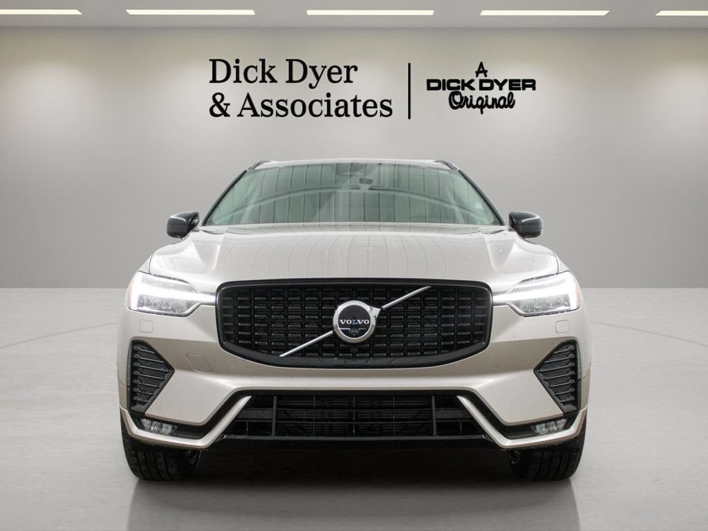 Used 2025 Volvo XC60 B5 Plus w/ Protection Package Premier AWD/4WD image 4