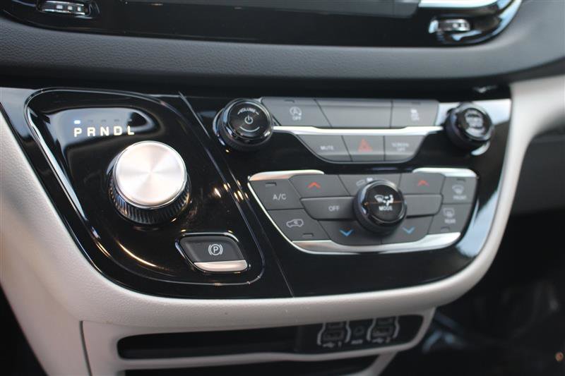 Used 2023 Chrysler Voyager LX image 21