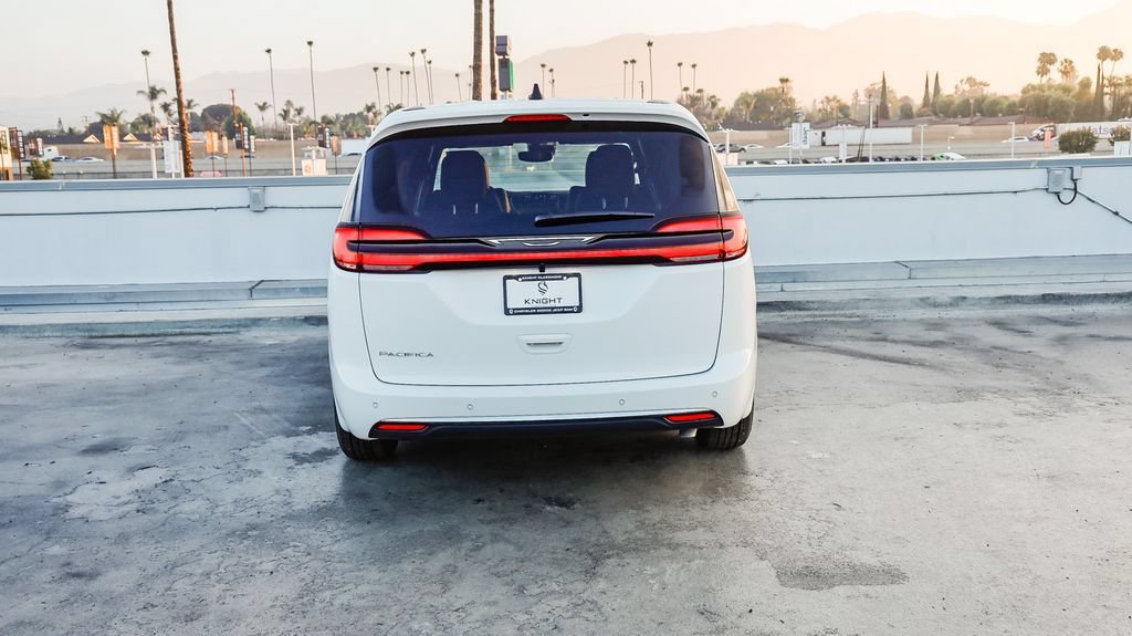 New 2027 Chrysler Pacifica Select FWD image 8