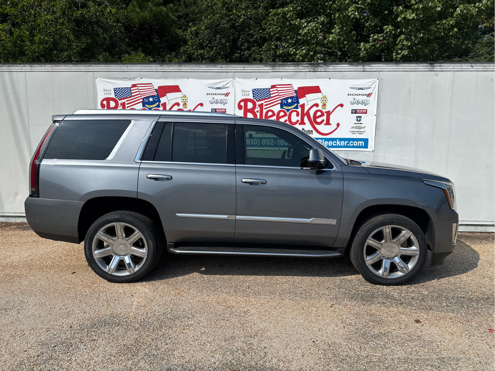 Used 2020 Cadillac Escalade Luxury RWD image 2