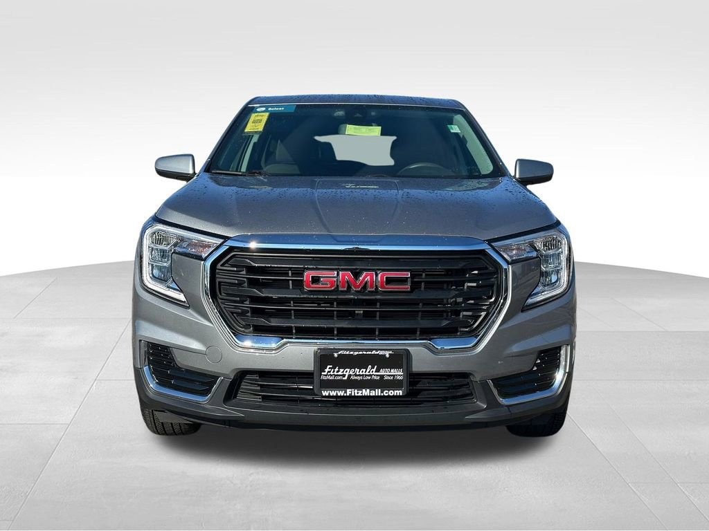 Used 2024 GMC Terrain SLE image 3