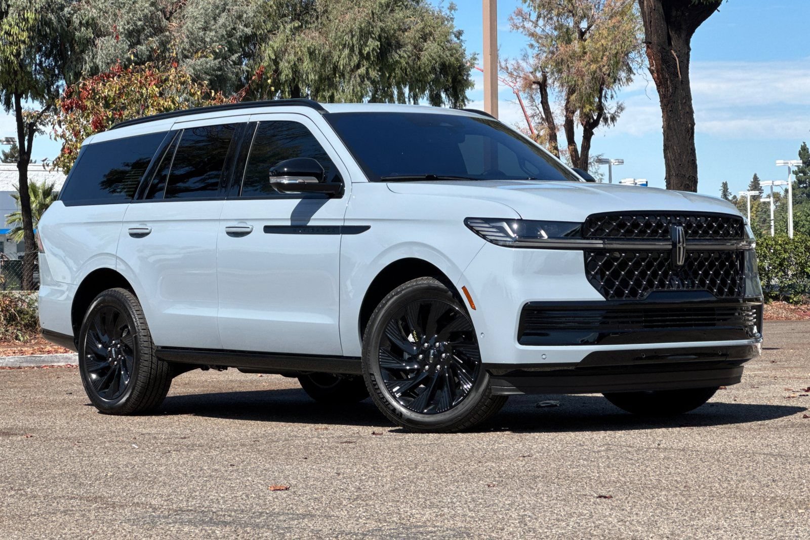 New 2025 Lincoln Navigator Reserve w/ Jet Appearance Package AWD/4WD image 2