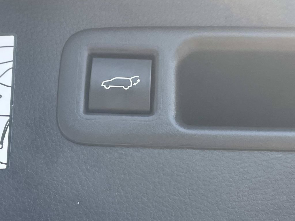 Used 2024 Toyota Highlander XLE FWD image 12