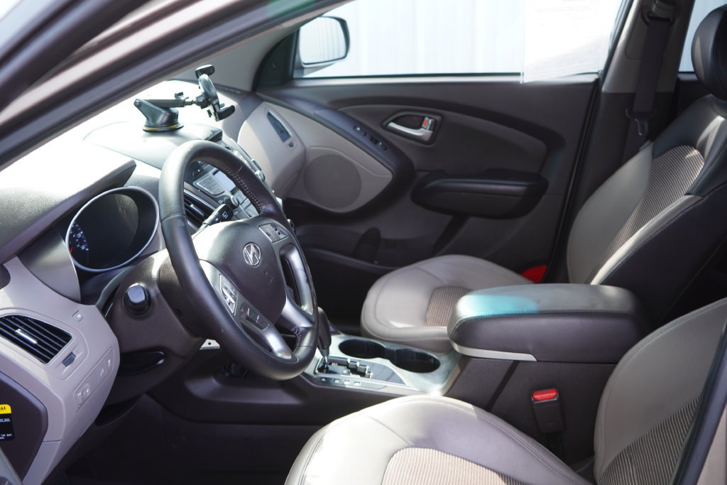Used 2010 Hyundai Tucson GLS FWD image 11