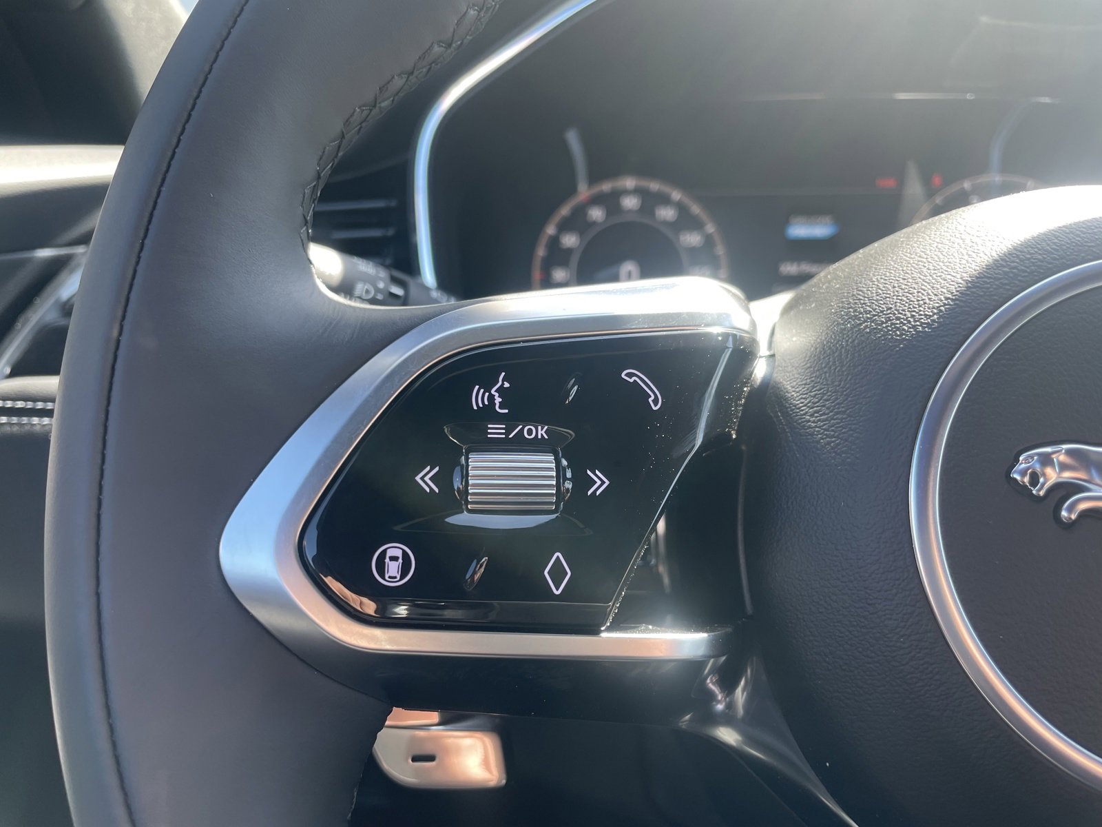 New 2025 Jaguar F-PACE R-Dynamic S image 21