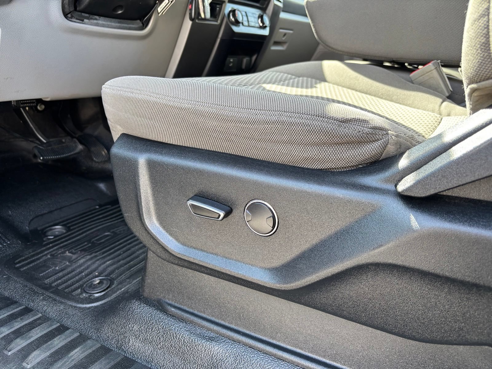 Used 2018 Ford F350 XLT w/ Camper Package AWD/4WD image 13