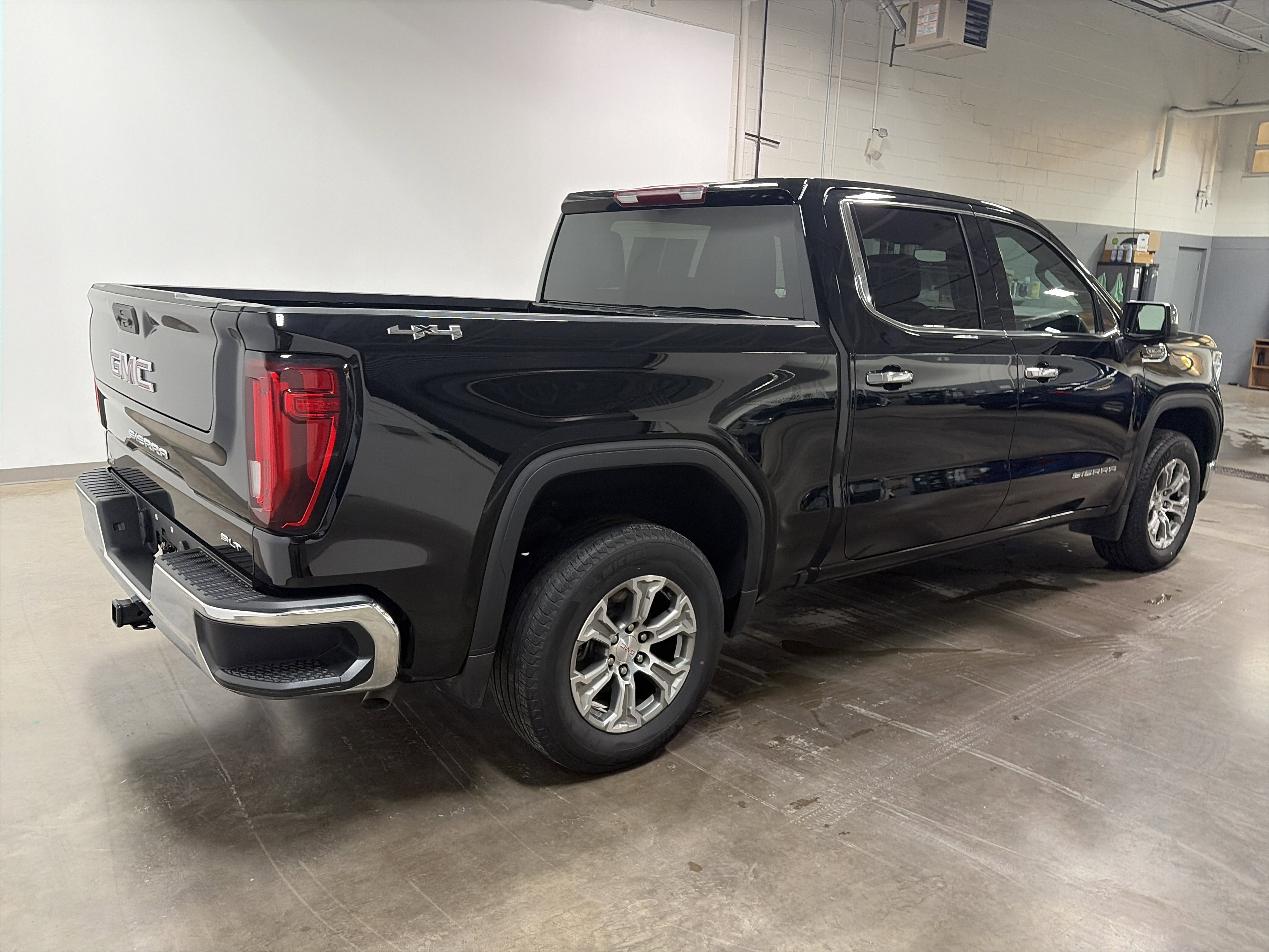 Used 2024 GMC Sierra 1500 SLT image 3