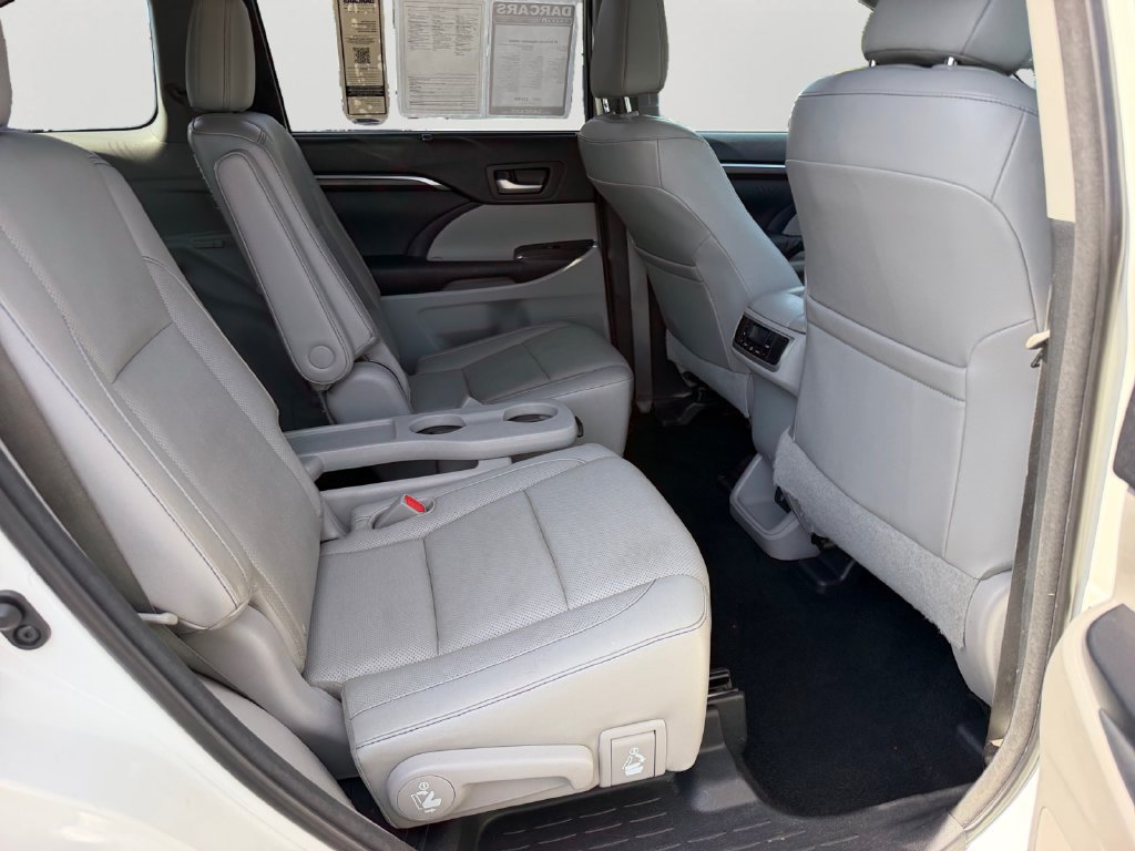 Used 2015 Toyota Highlander Limited w/ Driver Technology Package AWD/4WD image 9