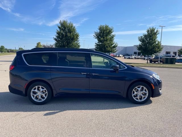 Used 2019 Chrysler Pacifica Touring Plus w/ Advanced Safetytec Group FWD image 2