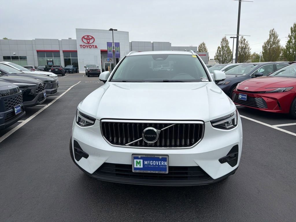 Used 2023 Volvo XC40 B5 Plus AWD/4WD image 2