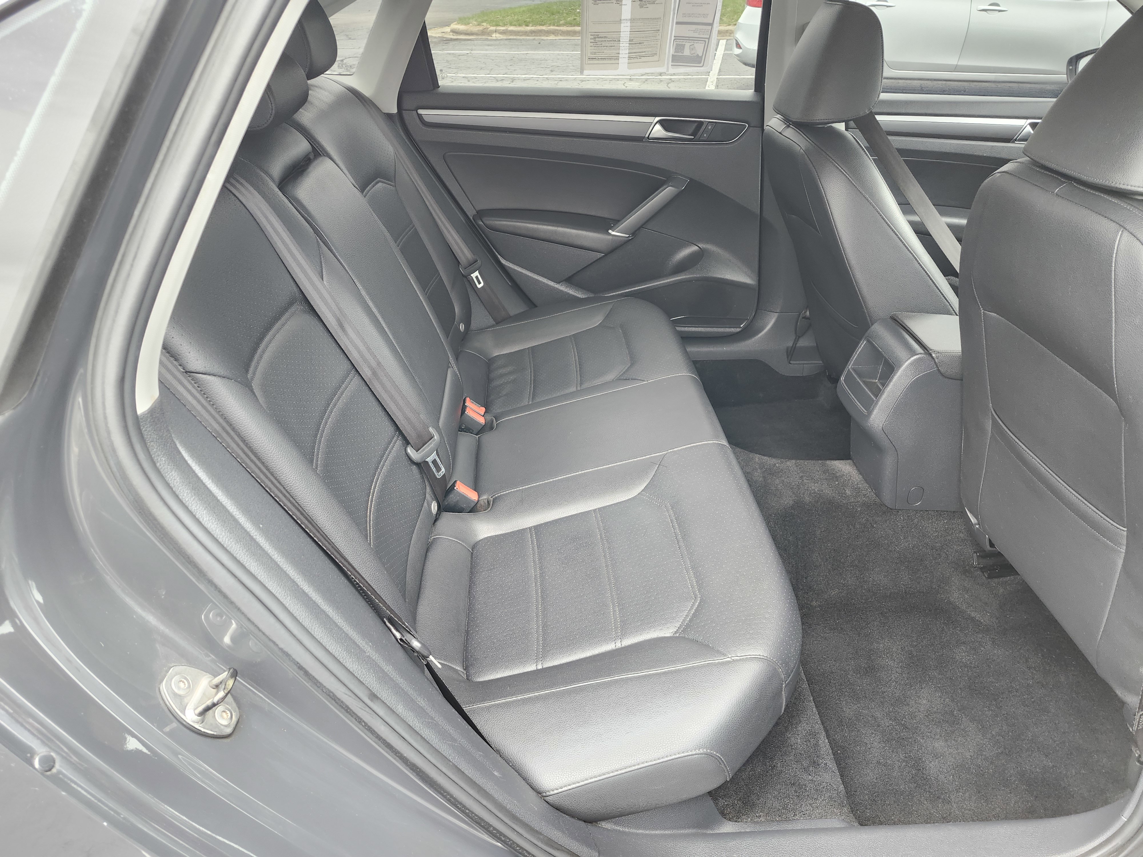 Used 2017 Volkswagen Passat 1.8T R-Line w/ R-Line Lighting Package image 17