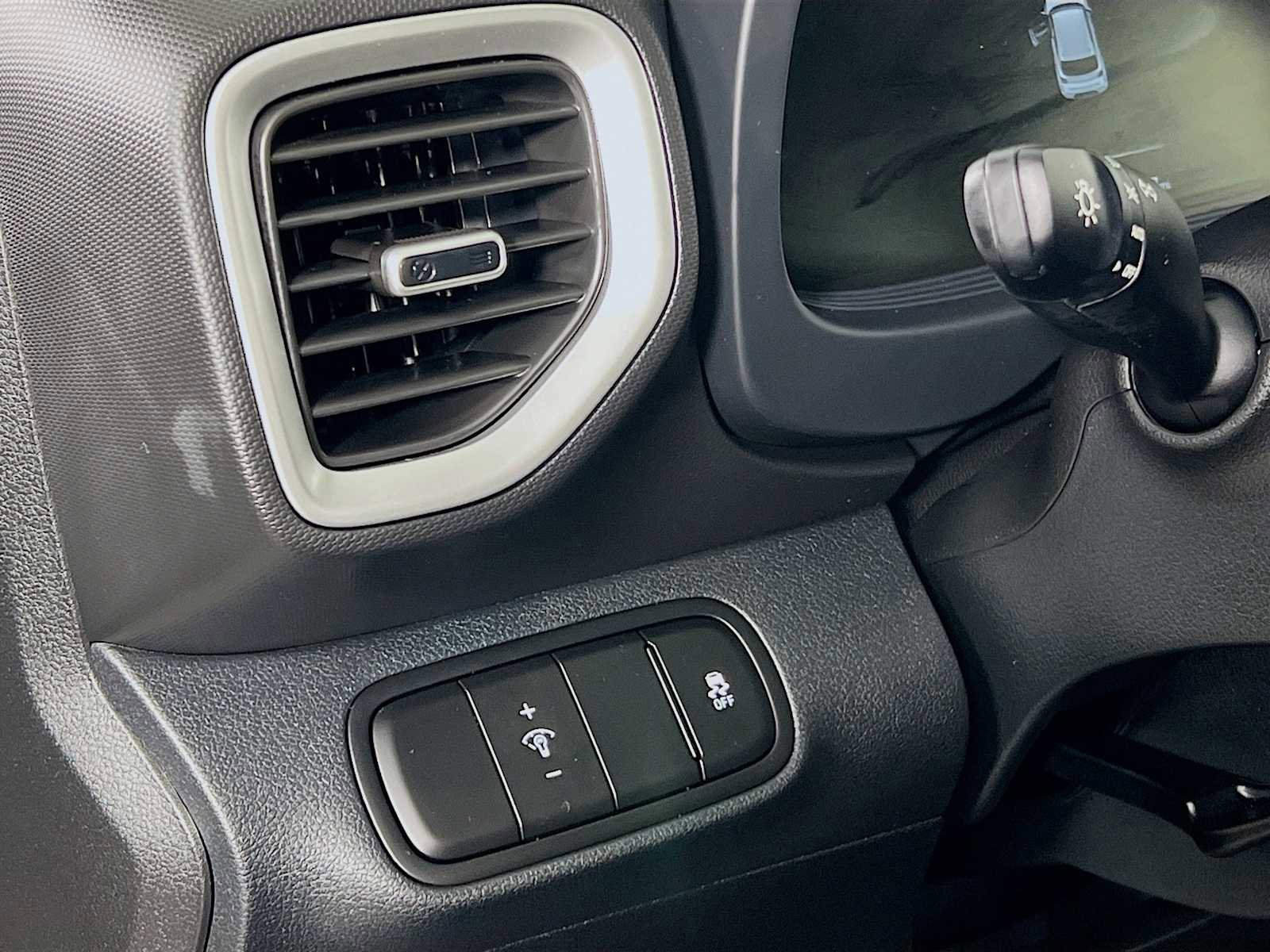 Certified 2025 Hyundai Venue SEL image 10