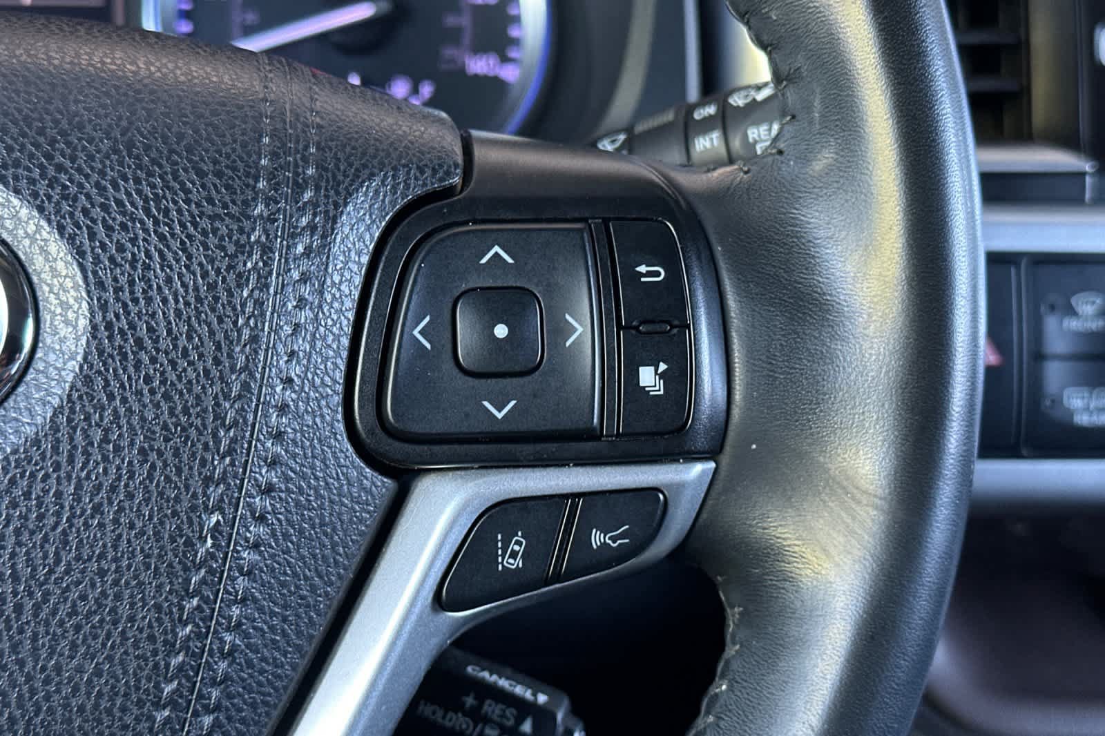 Used 2019 Toyota Highlander XLE AWD/4WD image 28