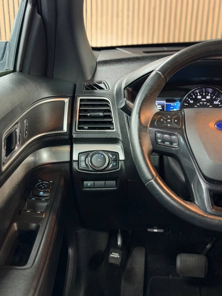Used 2017 Ford Explorer XLT w/ Equipment Group 201A AWD/4WD image 17