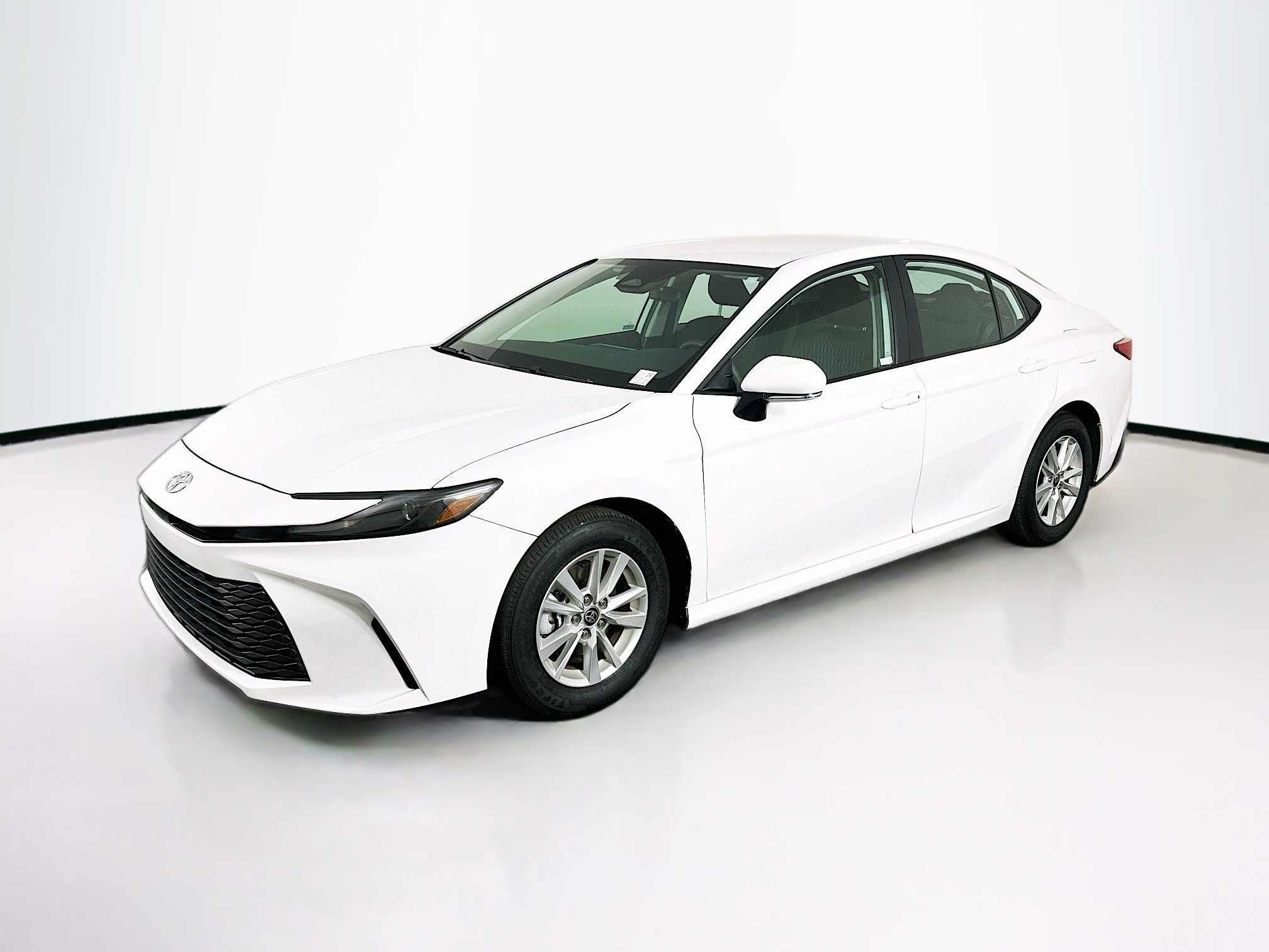 Used 2025 Toyota Camry LE image 3