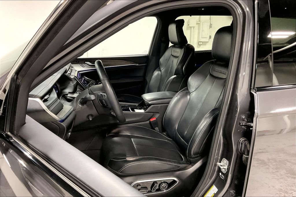 Used 2021 Jeep Grand Cherokee L Overland w/ Luxury Tech Group IV AWD/4WD image 32