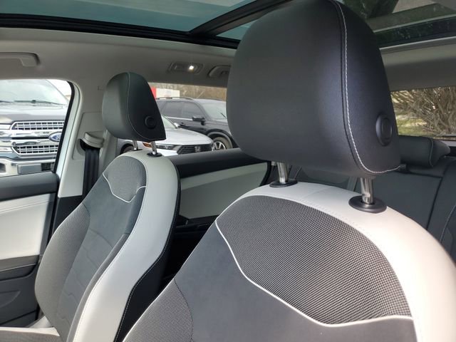 Certified 2025 Volkswagen Taos SE w/ Panoramic Sunroof Package image 16