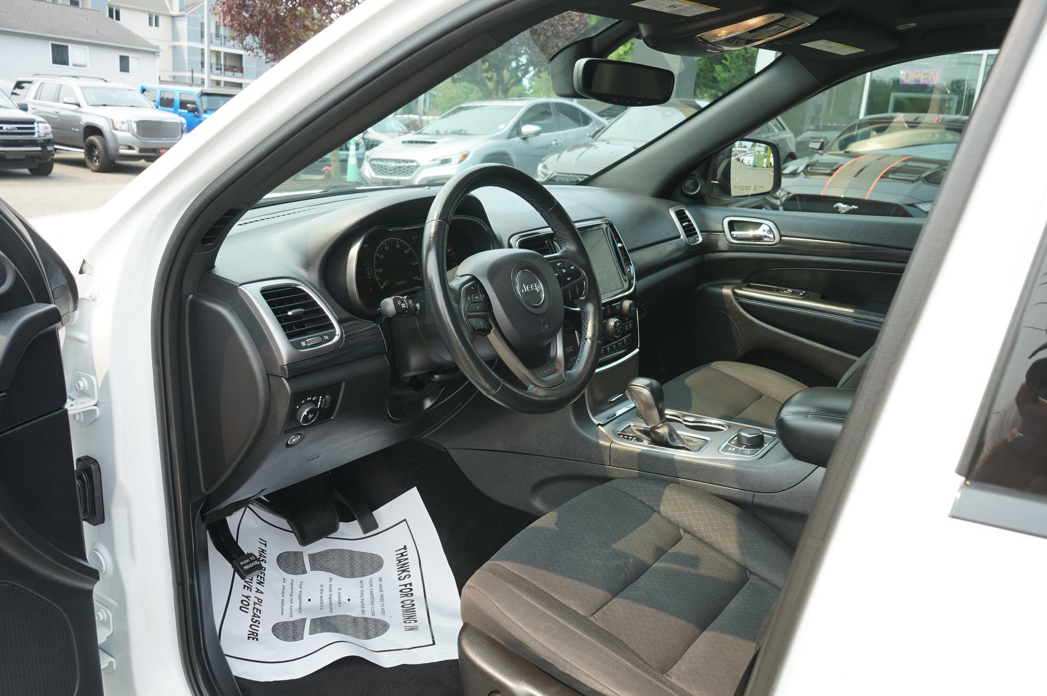 Used 2019 Jeep Grand Cherokee Laredo AWD/4WD image 14