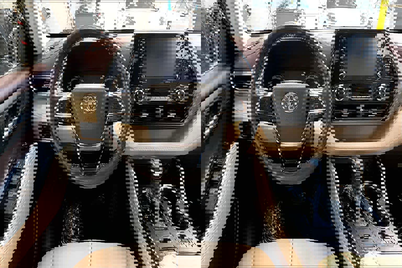 Used 2021 Toyota Highlander XLE image 6