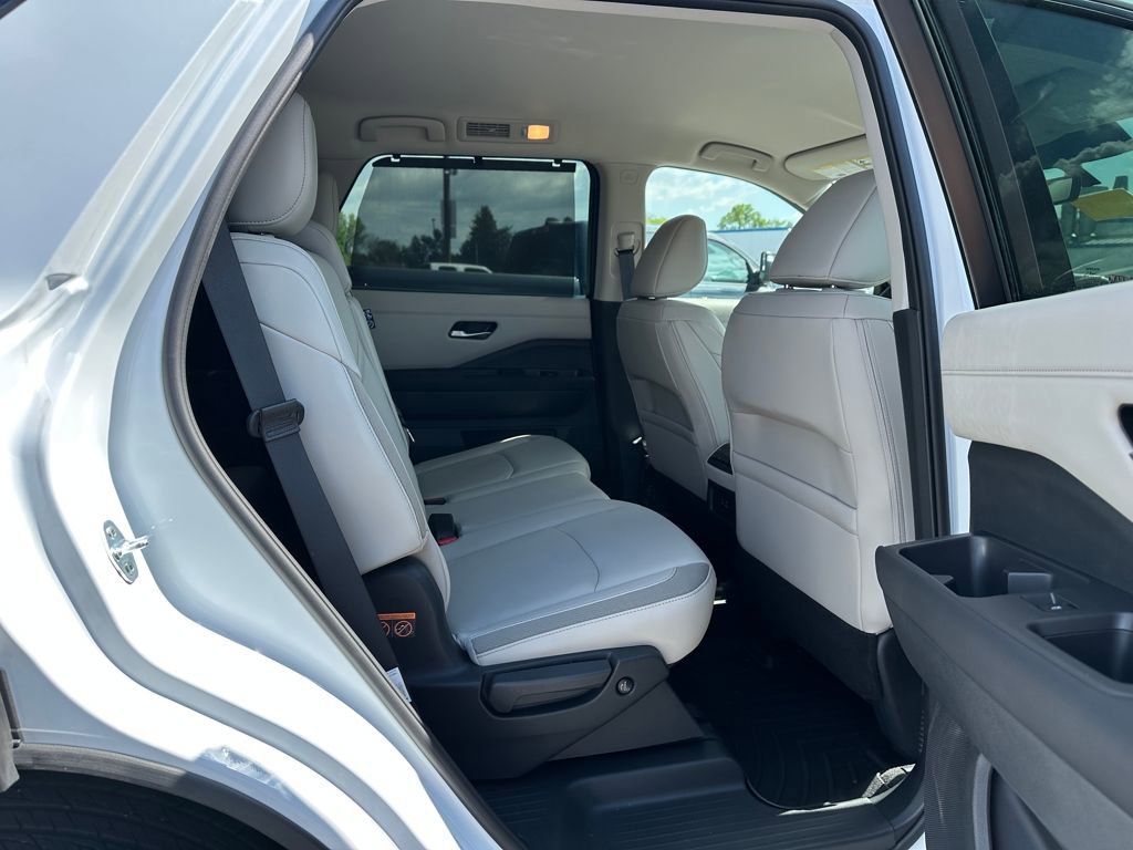 Used 2025 Nissan Pathfinder SL w/ Lighting Package (N92) image 20