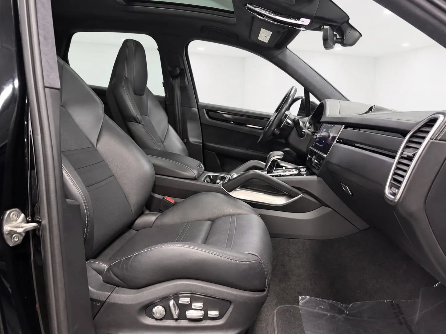 Used 2020 Porsche Cayenne Turbo AWD/4WD image 26