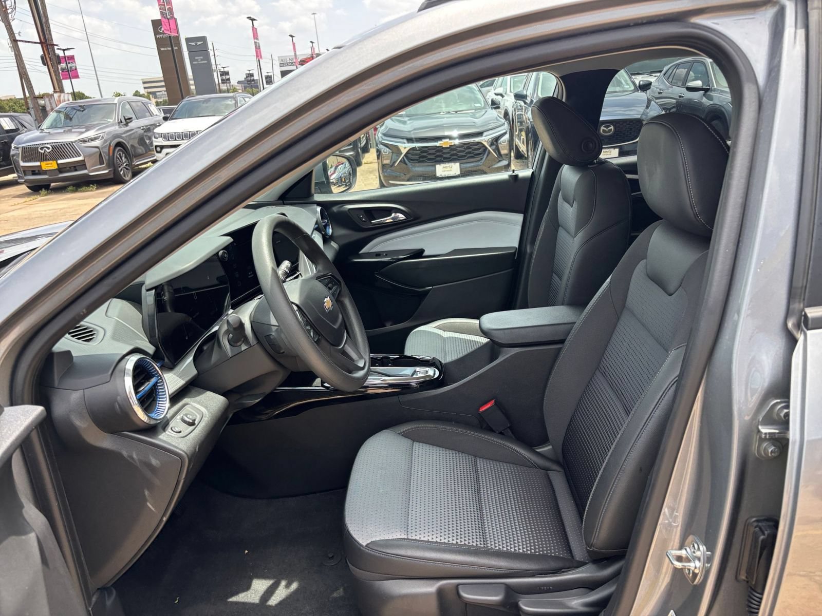 Used 2025 Chevrolet Trax LT FWD image 21