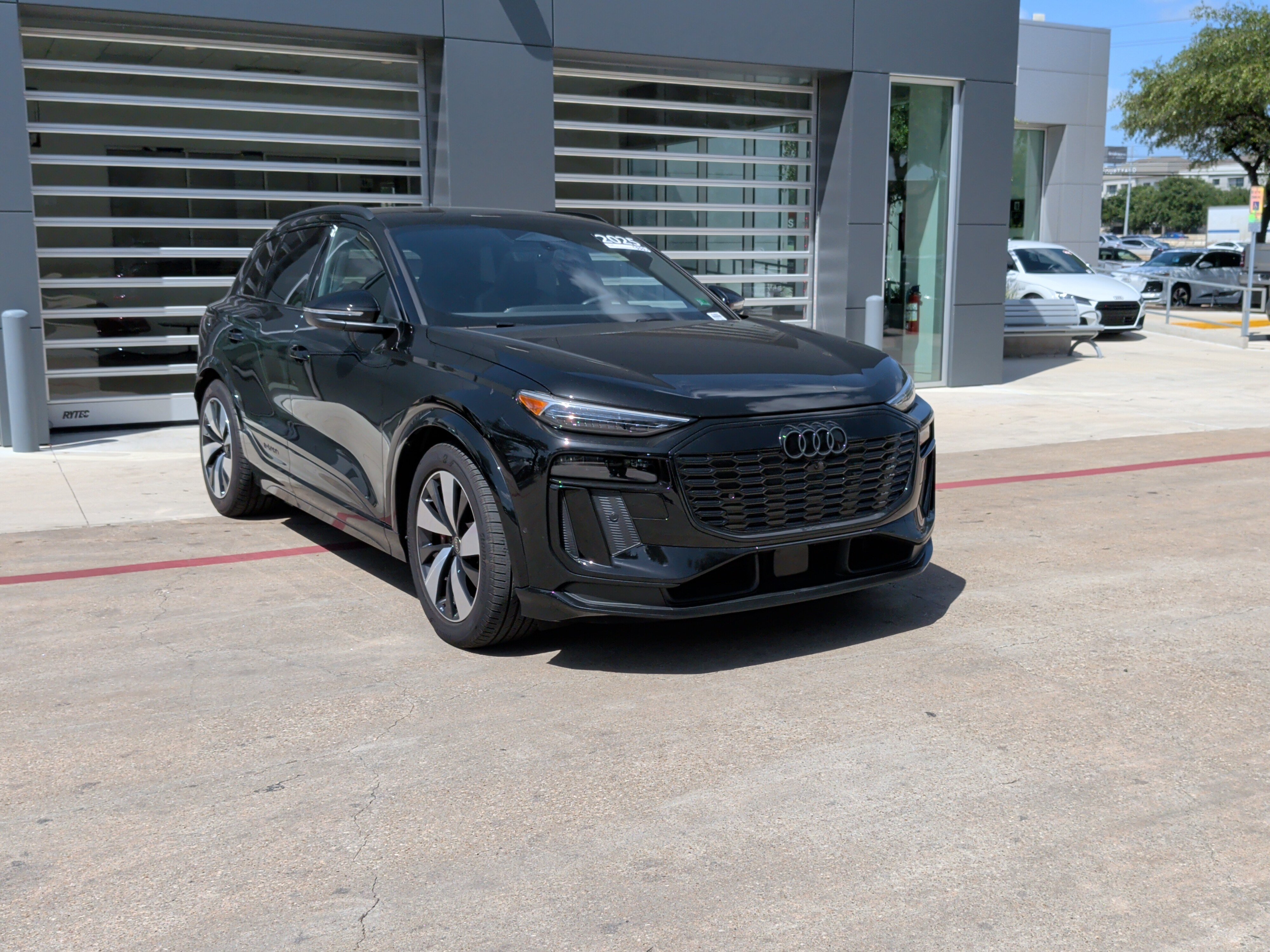 Certified 2025 Audi SQ6 e-tron Prestige w/ Black Optic Package AWD/4WD image 2