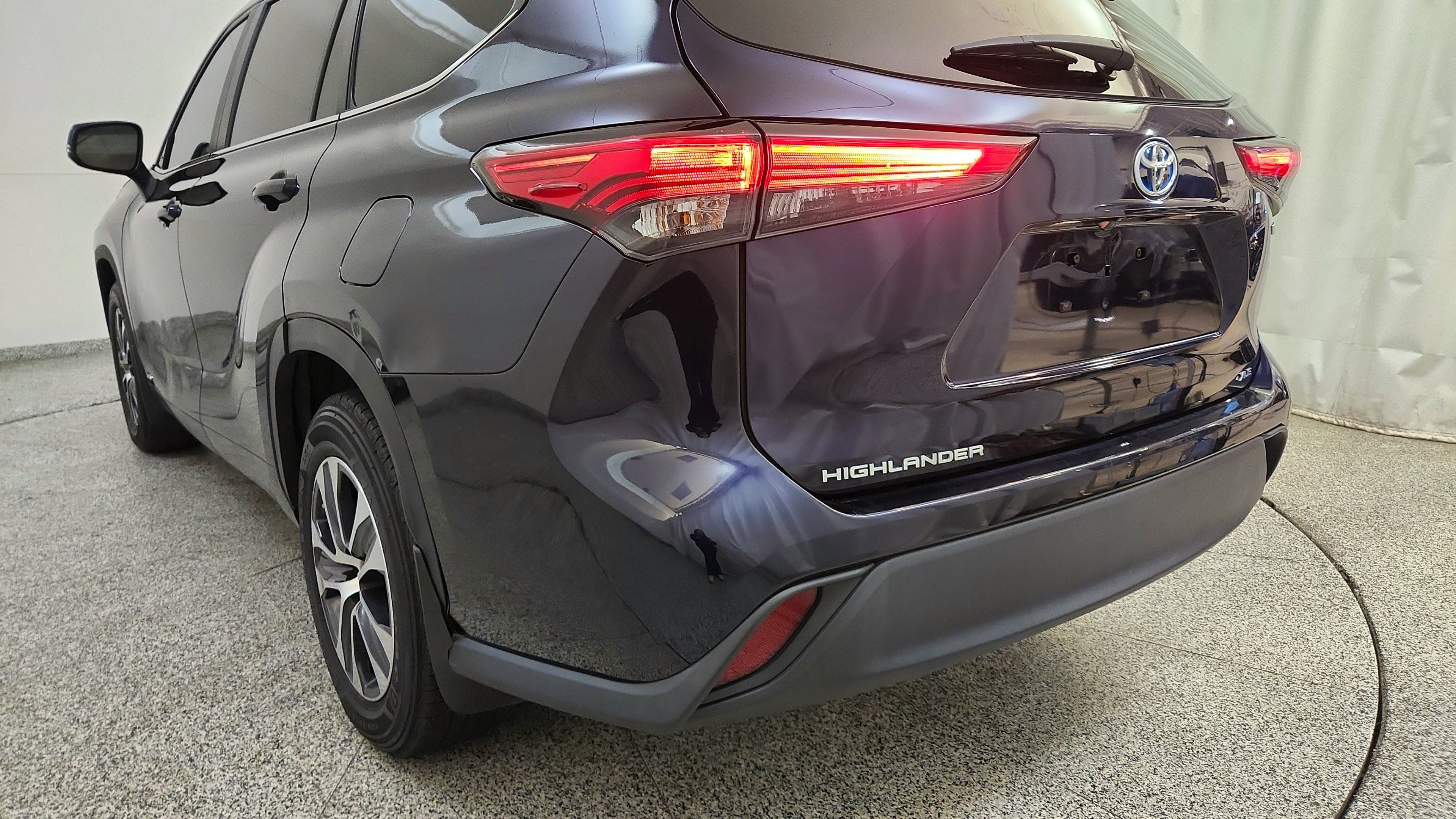 Used 2023 Toyota Highlander XLE AWD/4WD image 26