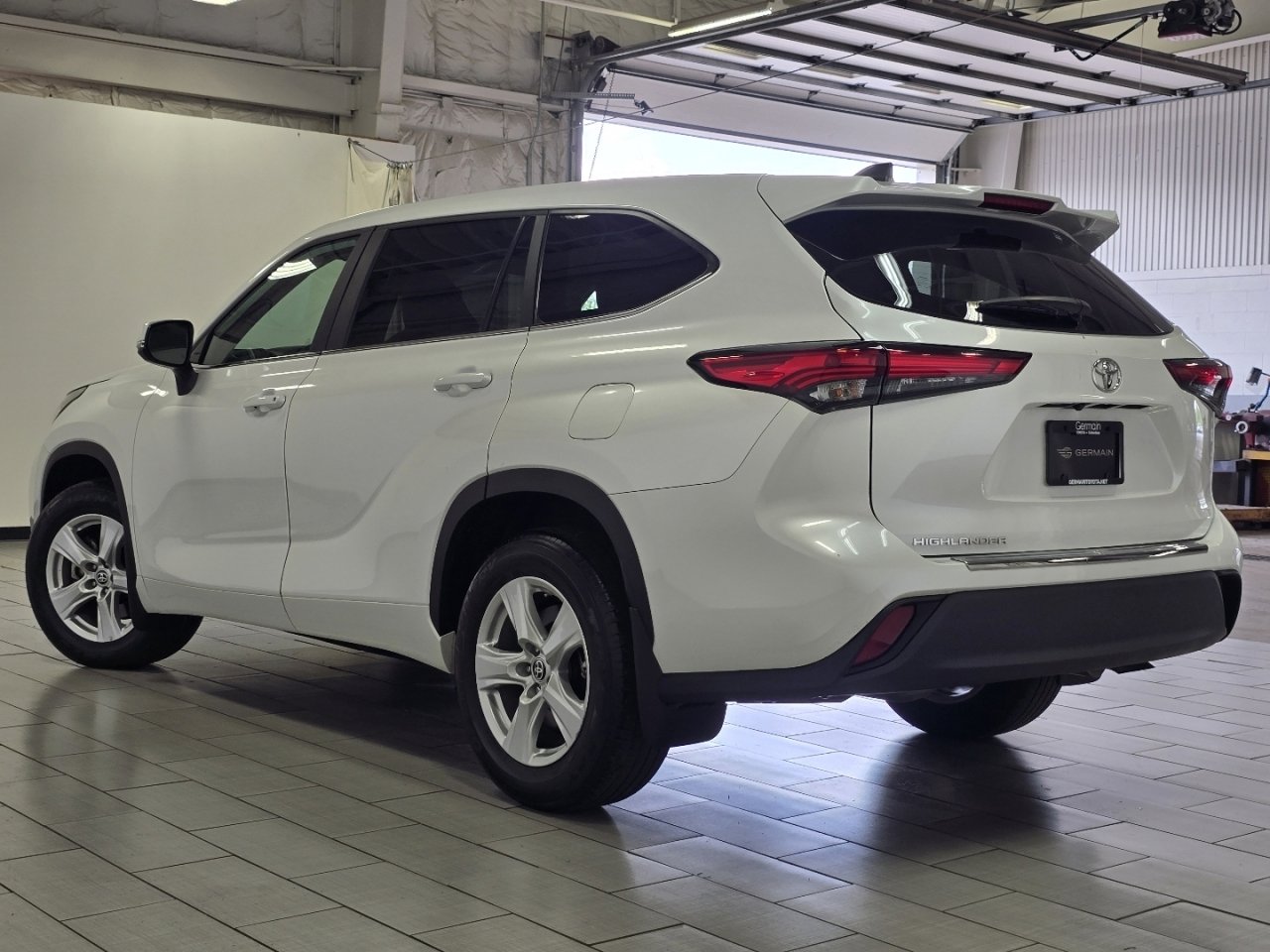 Used 2023 Toyota Highlander L FWD image 12