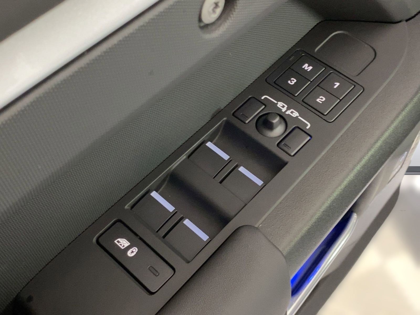 Used 2023 Land Rover Defender 110 V8 image 11